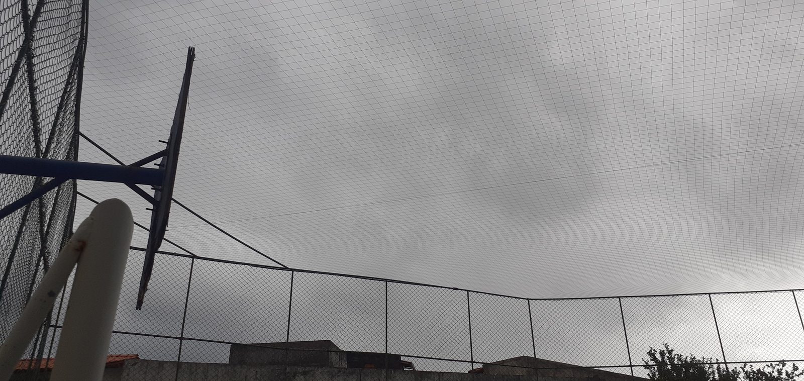 Rede de proteção para quadra esportiva instalada em Salvador