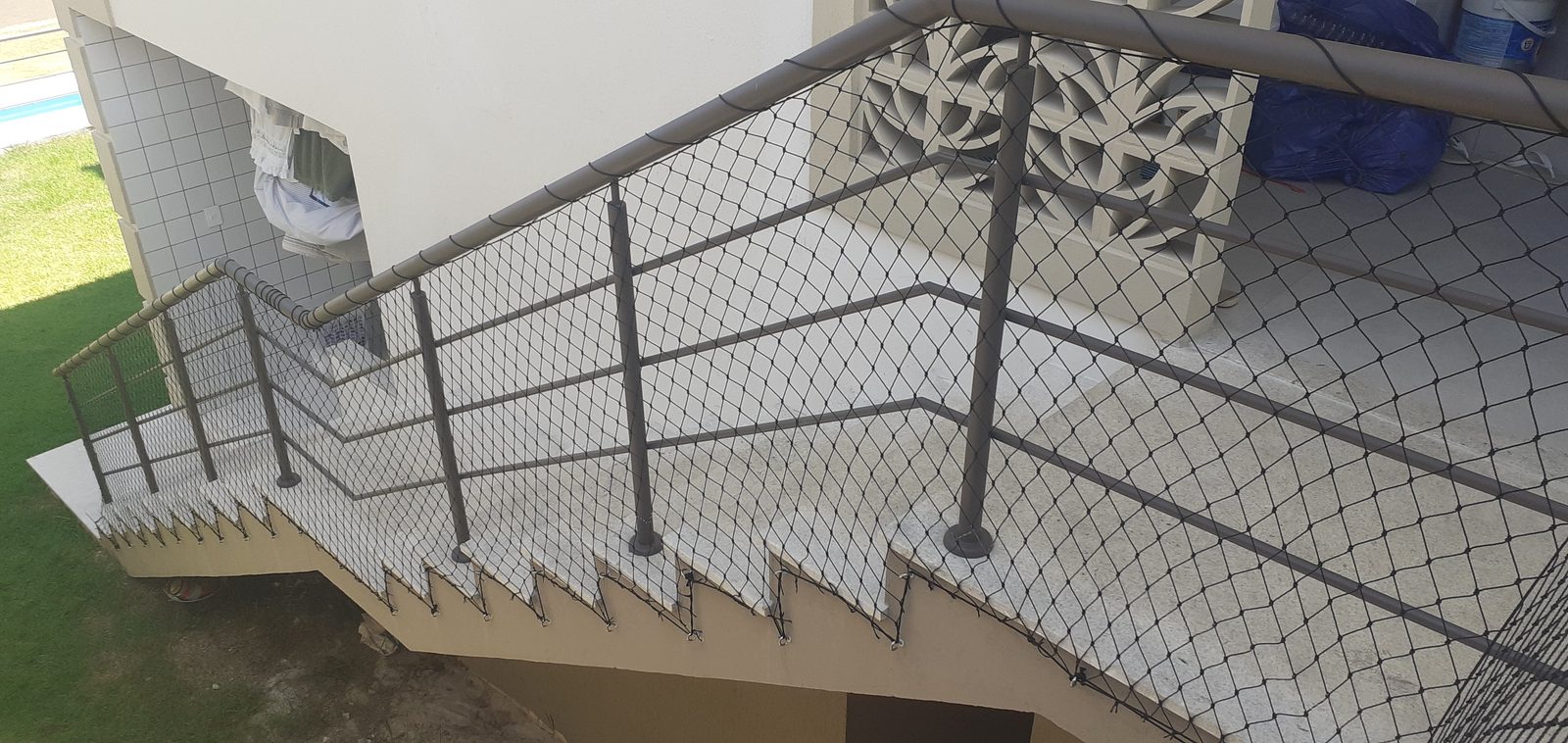 Rede de segurança para escada no bairro Caminho das Árvores, Salvador